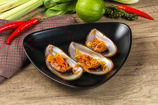 Messels with lemongrass and tomato photo