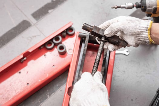 Mechanic Man repair scissors jack or motorcycle lift tables in garage, scissor jack threads were broken, photo