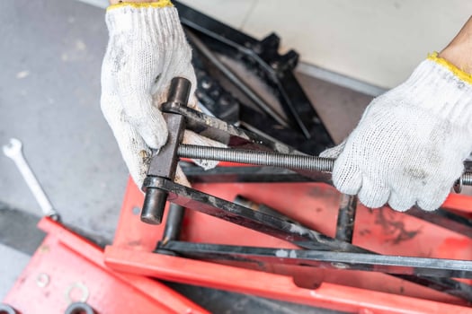 Mechanic Man repair scissors jack or motorcycle lift tables in garage, scissor jack threads were broken, photo