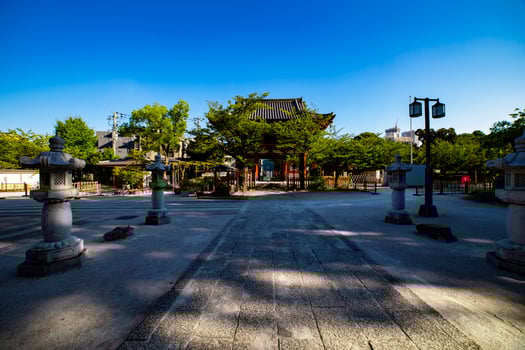 A stone lanterns at Meguro fudo temple in Tokyo wide shot photo