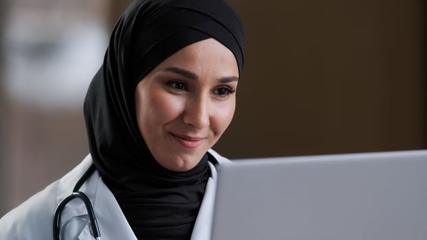 Smiling arabian islamic female doctor surgeon woman girl in hijab give online consultation for patient provide remote assistance in virtual chat take part conference medical service telemedicine photo