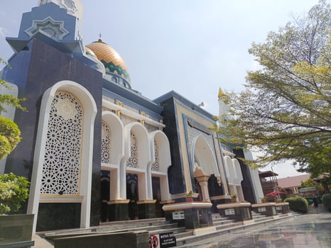 photo of the front of the Abdul Kadim Grand Mosque located in Epil village, Musi Banyuasin Regency