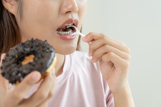 Treatment Dental Care. Woman braces use dental floss to remove food particles. Metal Brackets on Teeth. young , Care after braces, confident in orthodontics. Elimination of bad breath, tooth decay photo