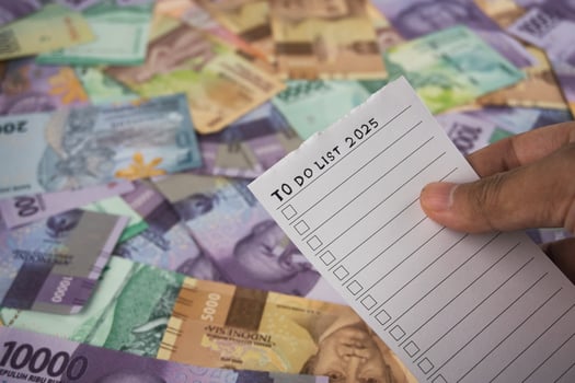 Planning Financial Goals for 2025 Using a To-Do List and Currency Notes photo