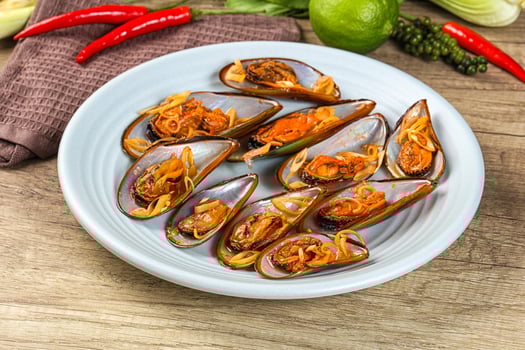 Messels with lemongrass and tomato photo