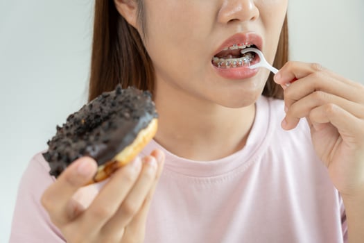 Treatment Dental Care. Woman braces use dental floss to remove food particles. Metal Brackets on Teeth. young , Care after braces, confident in orthodontics. Elimination of bad breath, tooth decay photo