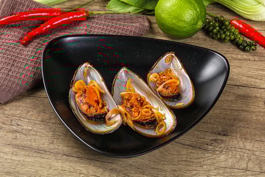 Messels with lemongrass and tomato photo