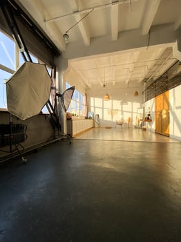 The room impresses with its spaciousness, numerous windows, and chic black floor that exudes a sophisticated and modern atmosphere, creating an elegant and welcoming environment photo