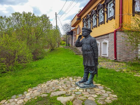 Plyos, Russia, May 10, 2024 Genre sculpture of a policeman in the Plyos. photo