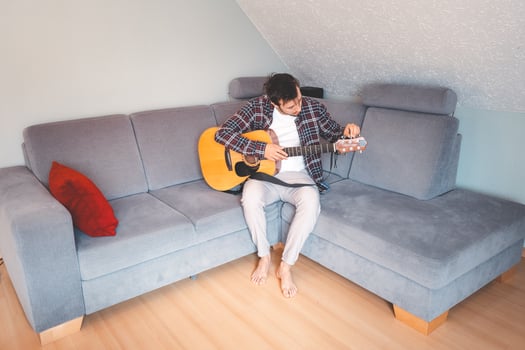 Room filled with soft tunes from acoustic performance photo