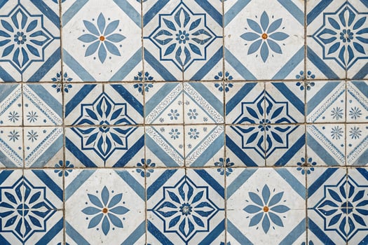 A blue and white tile wall with a flower pattern photo