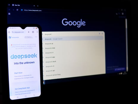 INDONESIA, PEKANBARU, 28.2.2025. The concept of using the DeepSeek AI assistant application as a search engine on laptops and Android photo