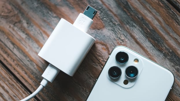 How to charge your iphone with a lightning cable photo