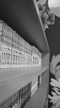 A black and white photo of a book shelf