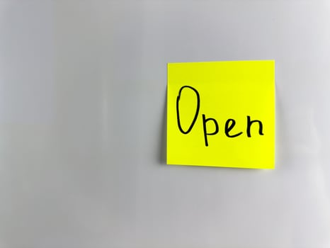 Sticky note with the inscription saying that it is open photo