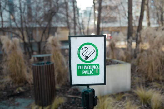 Green round information sign indicating smoking area on nature background, health and environmental care concept photo