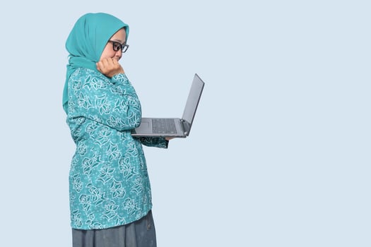 Salinan dari Tanpa judul - 25worried Muslim businesswoman wearing a hijab looking at her laptop screenworried Muslim businesswoman wearing a hijab looking at her laptop screen photo
