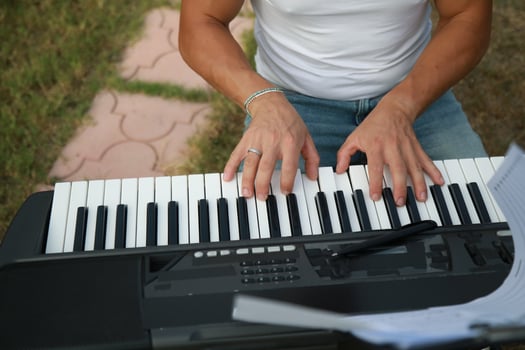 Boy Pianist Plays The Keyboard In An Outdoor Garden For A Private Party Outdoor photo