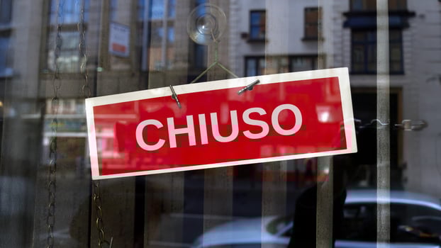 closed sign in Italian photo