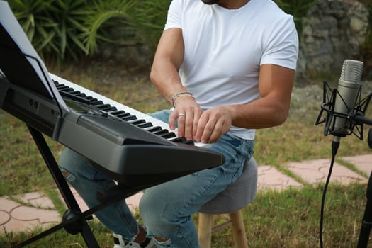 Pianist Plays The Keyboard In An Outdoor Garden For A Private Party Outdoor photo
