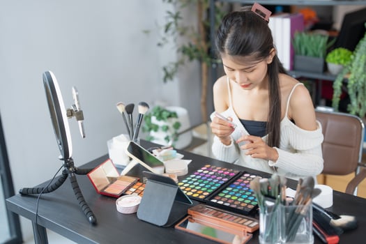 beauty influencer makeup live streaming makeup tutorial on smartphone for social media photo