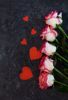 Two balls of twine are placed on either side of the bouquet. photo