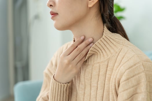 Asian woman put on neck due to a sore throat. female tonsillitis causes a inflammation. treated by taking water, taking antibiotics, consult a doctor, virus, corona virus, Influenza, flu photo