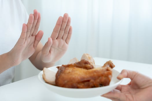 female body confuse fried chicken. Woman in restaurant achieves weight loss goal for healthy life, crazy about thinness, thin waist, nutritionist. Diet, body shape. photo