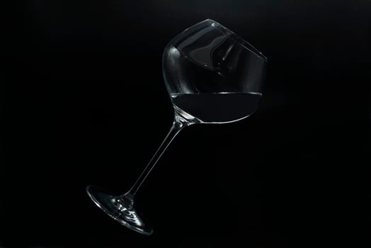 glass wine glass, tilt of the glass, the liquid level in the glass, a beautiful picture of the dishes photo