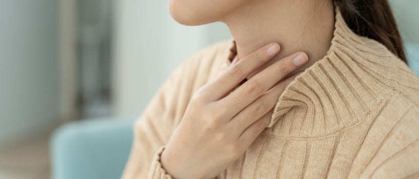 sore throat. female tonsillitis causes a inflammation. treated by taking water, taking antibiotics, consult a doctor, virus, corona virus, Influenza, flu photo