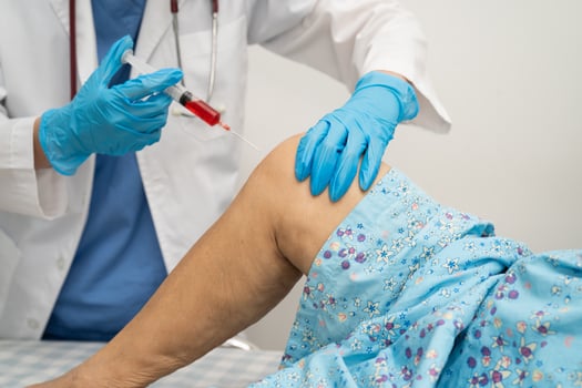 doctor inject Hyaluronic acid platelet rich plasma into knee photo