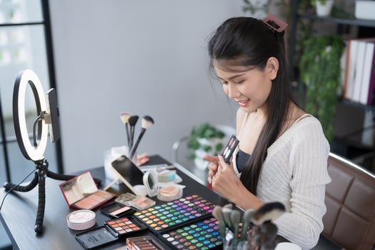 beauty blogger Young Asian girl makeup artist Professional Woman vlogger is showing cosmetics products with recording vdo Beauty influencer asian girl vdo online marketing live streaming photo