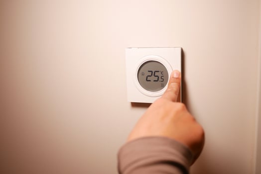 Adjusting the thermostat for optimal indoor temperature photo