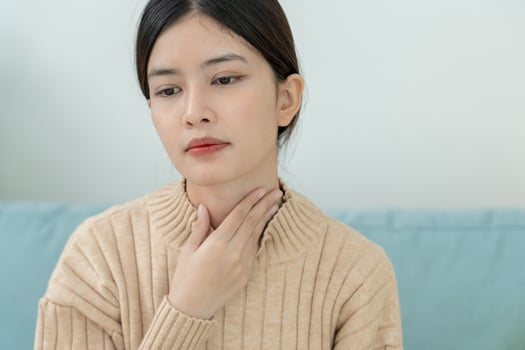 sore throat, female tonsillitis causes a inflammation. treated by taking water, taking antibiotics, consult a doctor, virus, corona virus, Influenza, flu photo