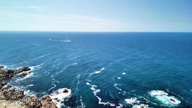 A view of the ocean from a cliff photo