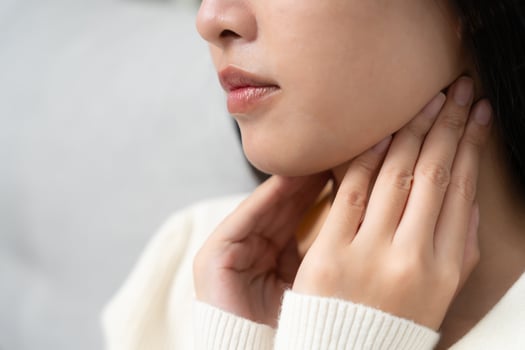 Asian woman put on neck due to a sore throat. female tonsillitis causes a inflammation. treated by taking water, taking antibiotics, consult a doctor, virus, corona virus, Influenza, flu, photo