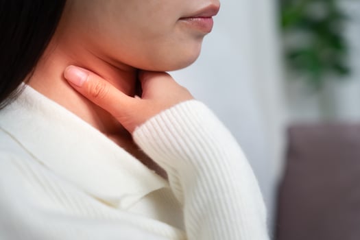Asian woman put on neck due to a sore throat. female tonsillitis causes a inflammation. treated by taking water, taking antibiotics, consult a doctor, virus. corona virus, Influenza photo