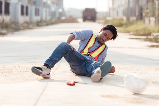 Coworkers provided first aid to a worker who had an accident on his leg,174 photo