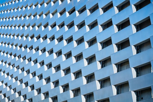 The facade of Amager Bakke in Copenhagen displays a unique pattern of blue and white elements, emphasizing its innovative design. This structure stands out in Denmark's architectural landscape. photo