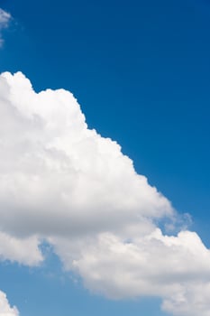 Serene cloud formation observed under clear sky nature photography outdoor landscape tranquil atmosphere aerial perspective beauty of nature photo