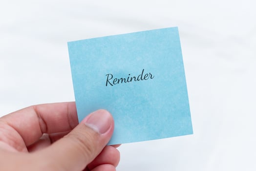 Handwritten note reminder home office personal organization minimalist space close-up motivation photo