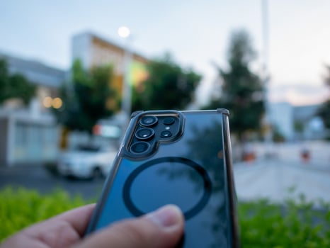 Capturing urban moments smartphone city streets outdoor evening close-up visual storytelling photo