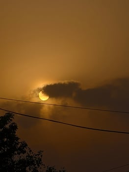 Golden hour sun setting behind clouds aesthetic wallpaper background nature photography landscape outdoor view photo