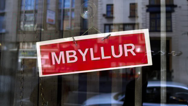 closed sign in Albanian photo