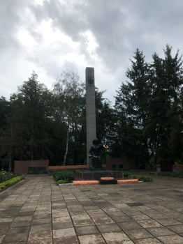 Monument dedicated to fallen soldiers in a city park setting photo