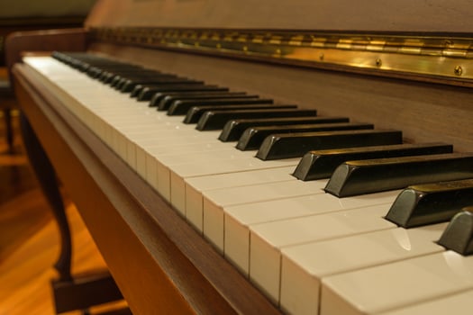A piano with black keys photo