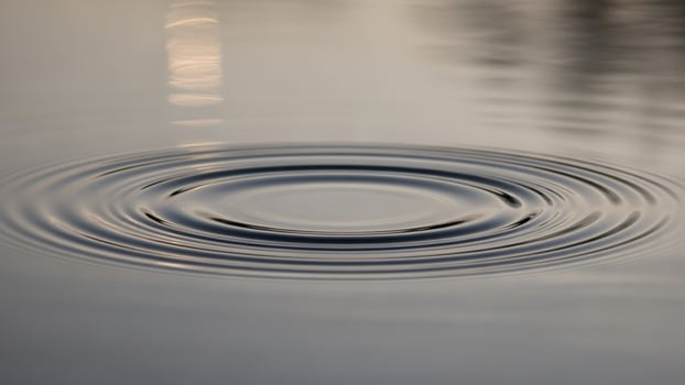 A circular ripple of water in the water photo