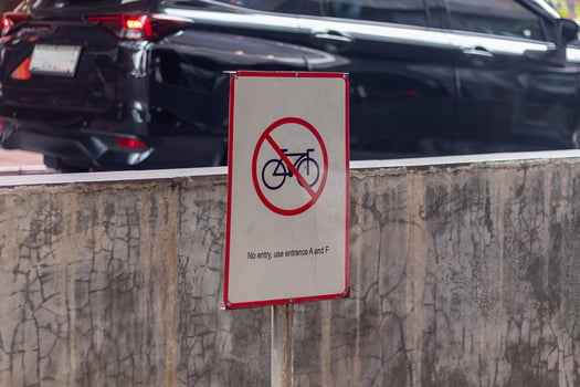 A sign prohibiting bicycles on pedestrian paths photo