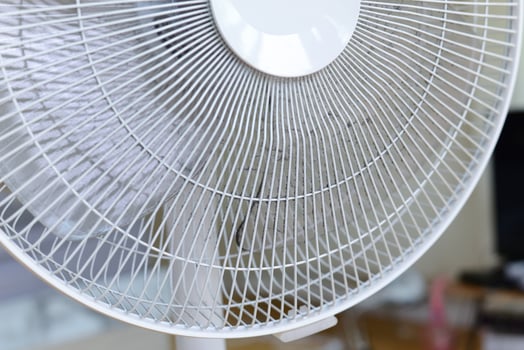 Dust on the fan blades, clean the fan photo