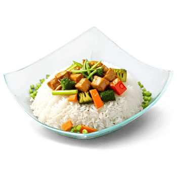 AI Generated A flavorful and aromatic stir-fry in a square glass dish, garnished with sliced scallions png